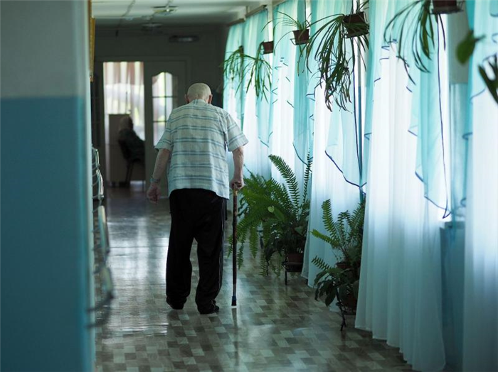 Почему пожилых людей с деменцией определяют в ПНИ пожизненно